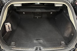 musta Volvo V60 2023 kuva 31.