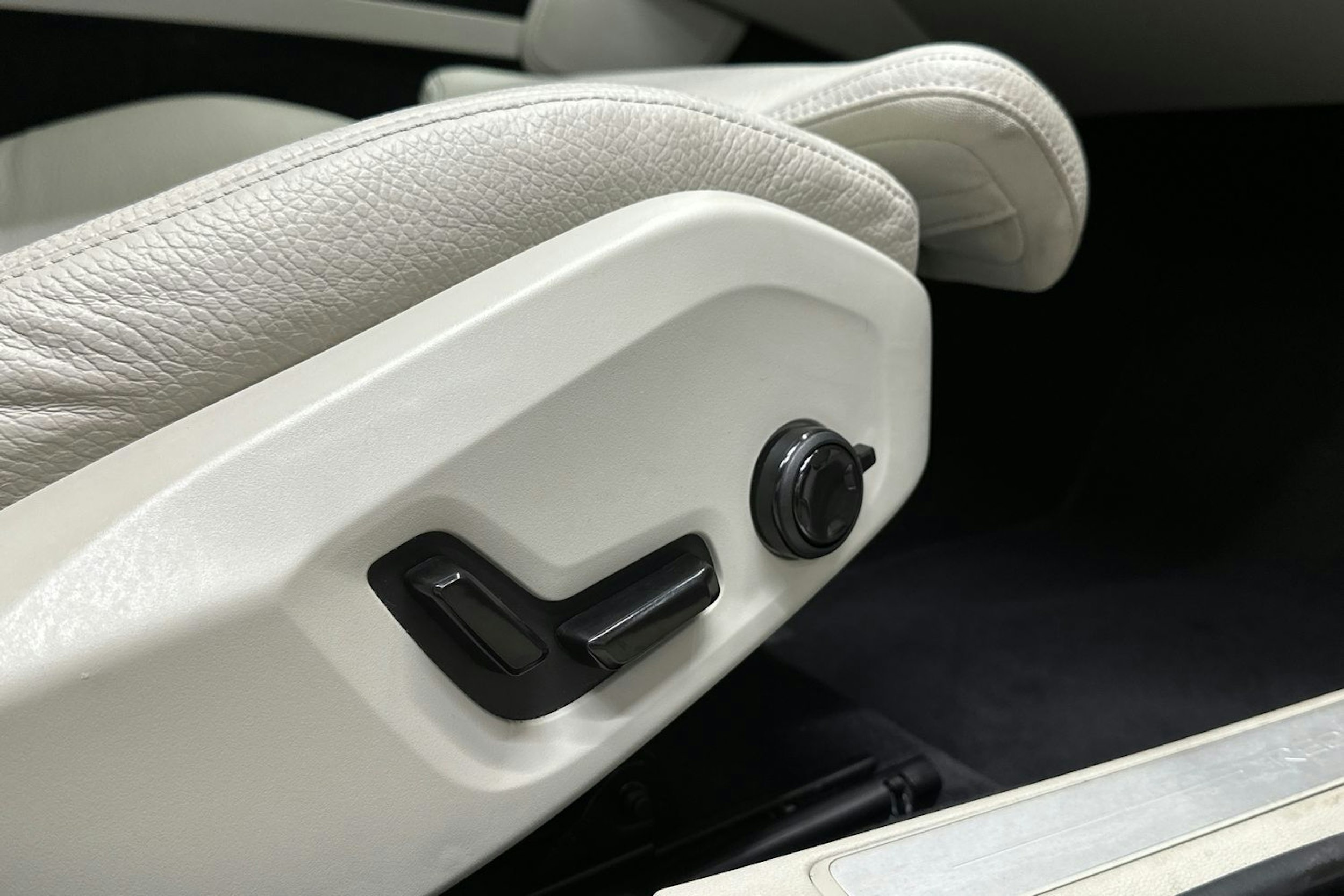 ruskea (beige) Volvo V60 2023 kuva 16.