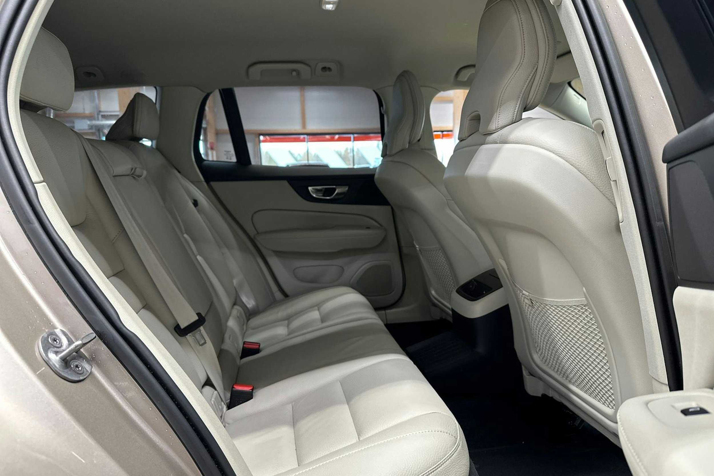 ruskea (beige) Volvo V60 2023 kuva 17.