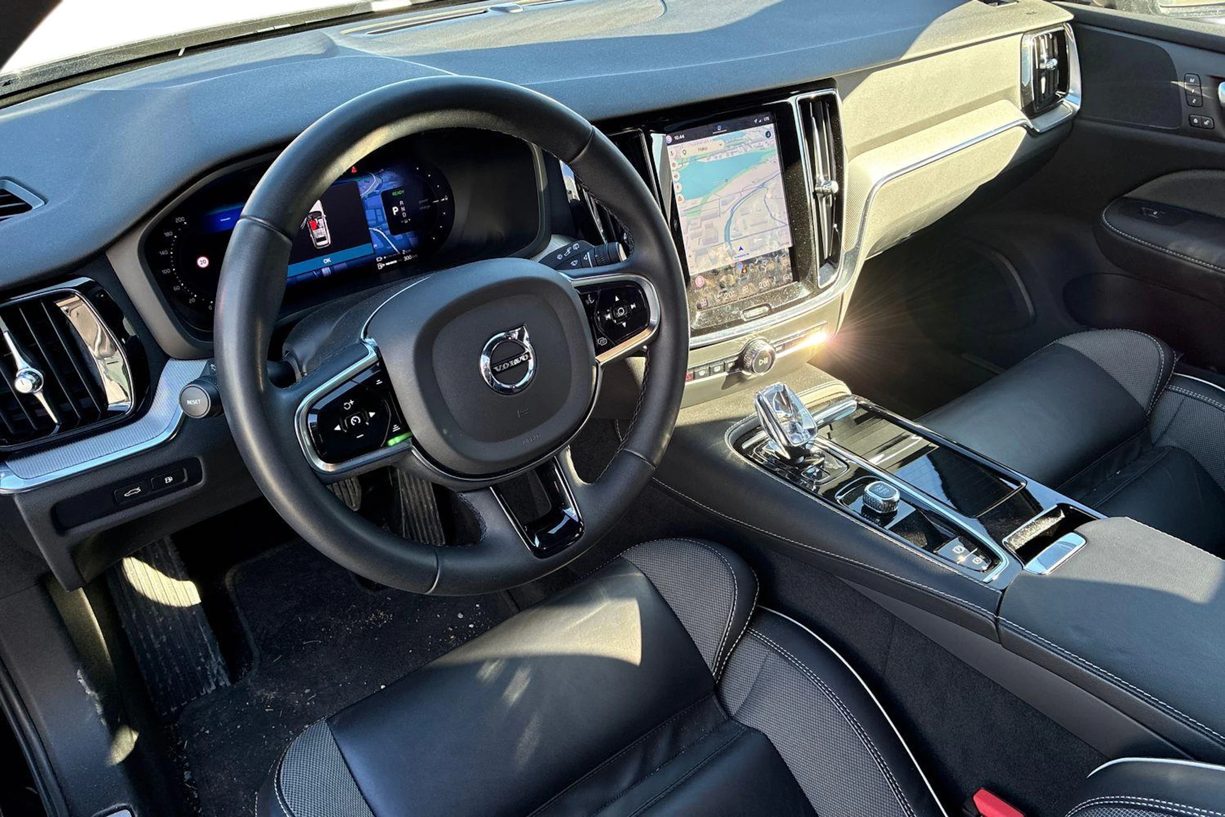 musta Volvo V60 2023 kuva 3.