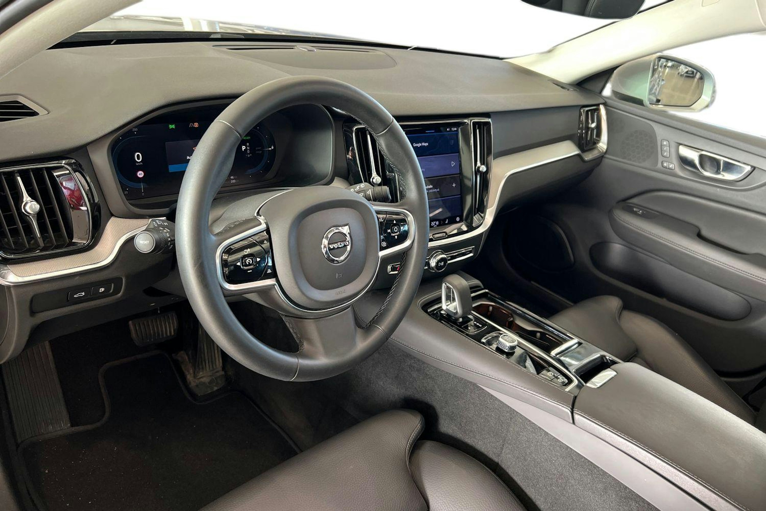 harmaa Volvo V60 2023 kuva 7.
