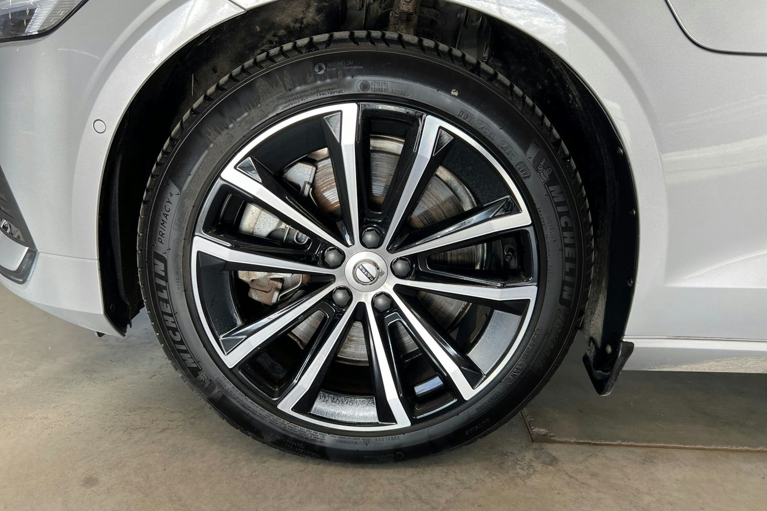 harmaa Volvo V60 2023 kuva 11.