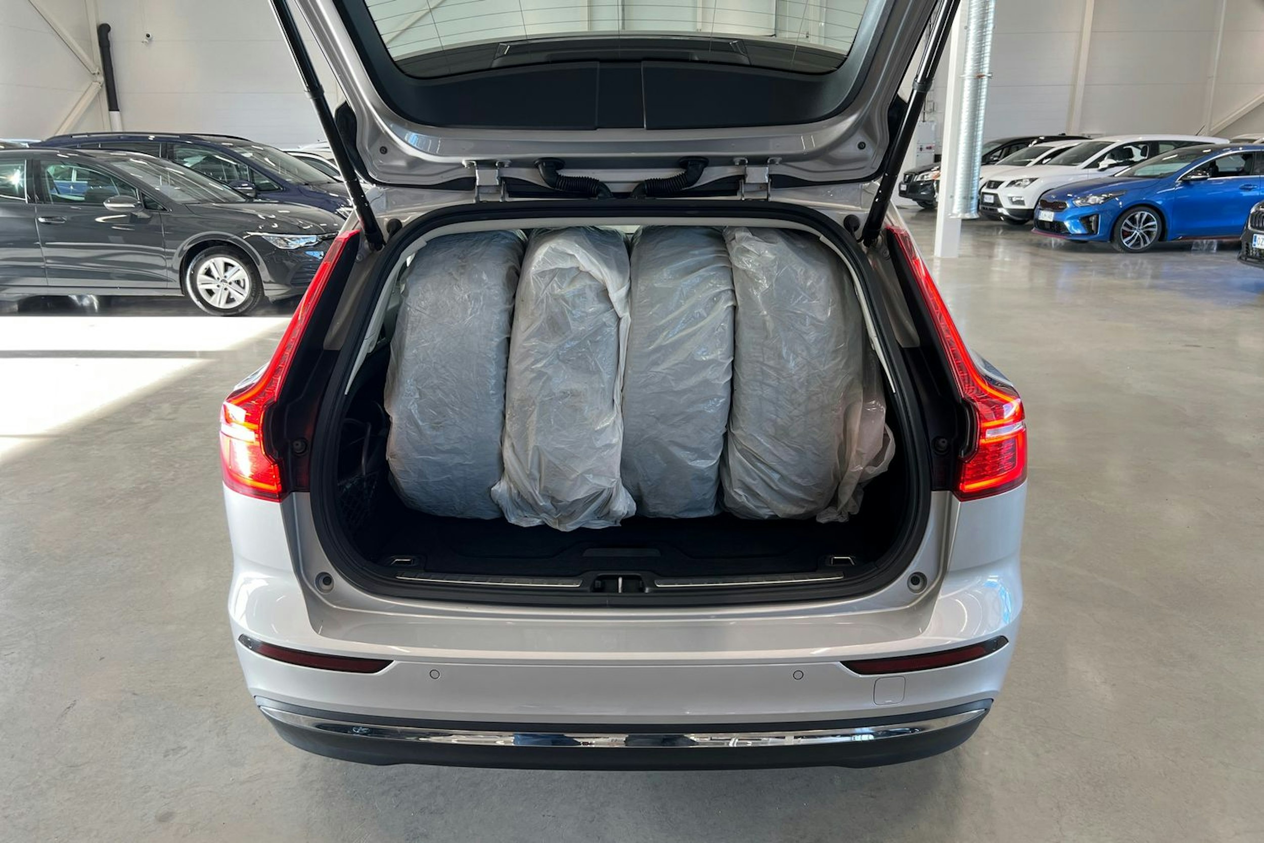harmaa Volvo V60 2023 kuva 14.