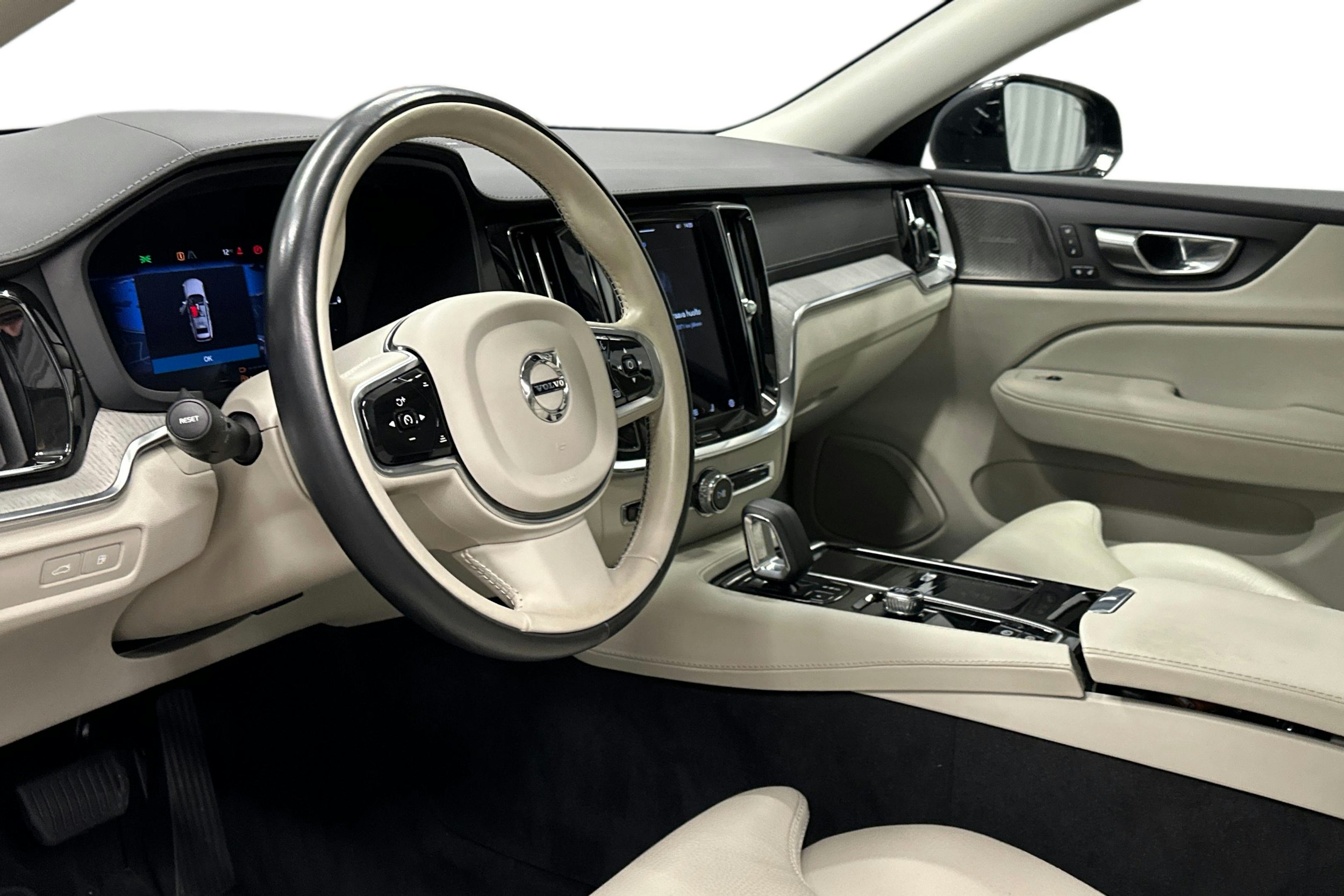 musta Volvo V60 2023 kuva 7.