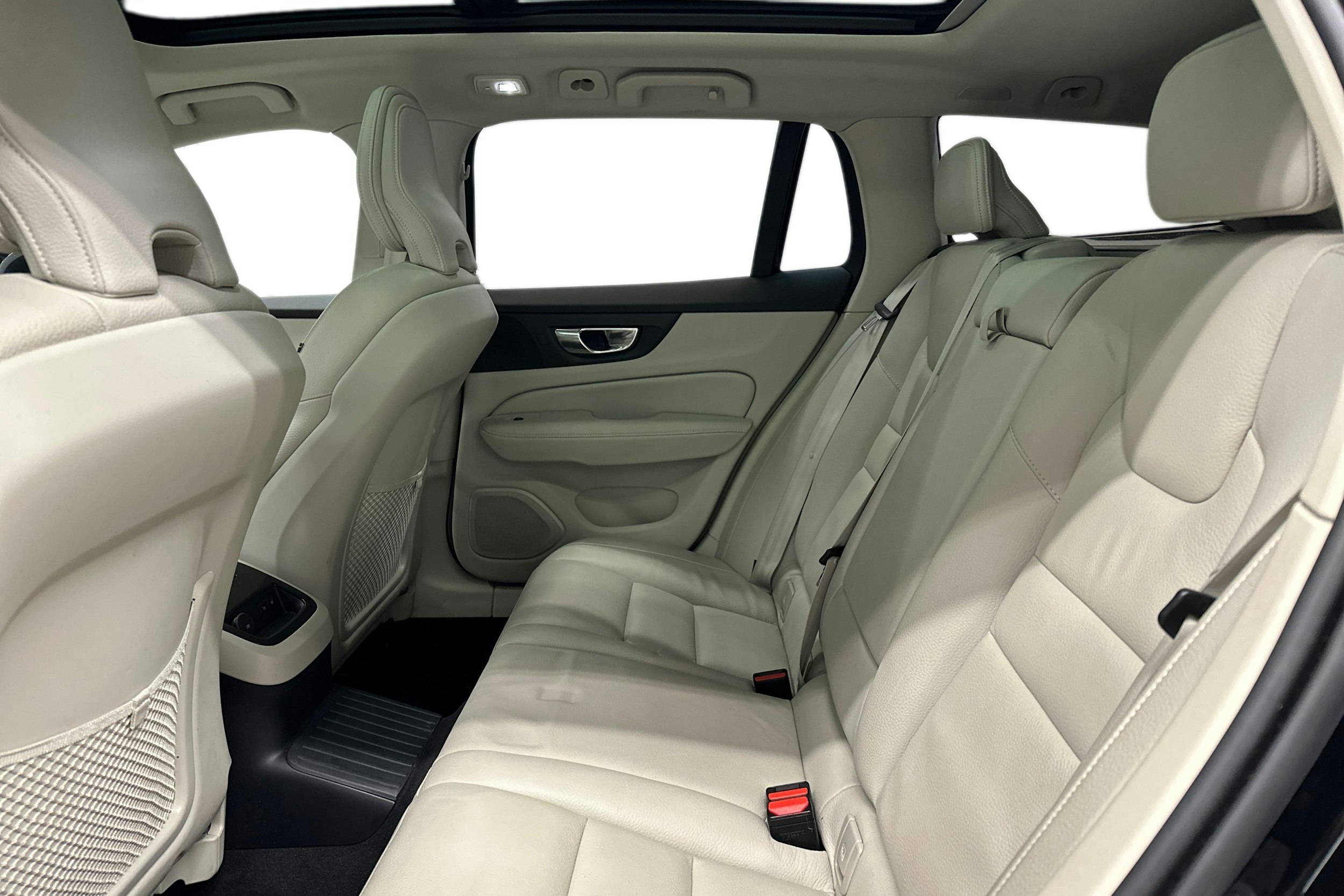 musta Volvo V60 2023 kuva 10.