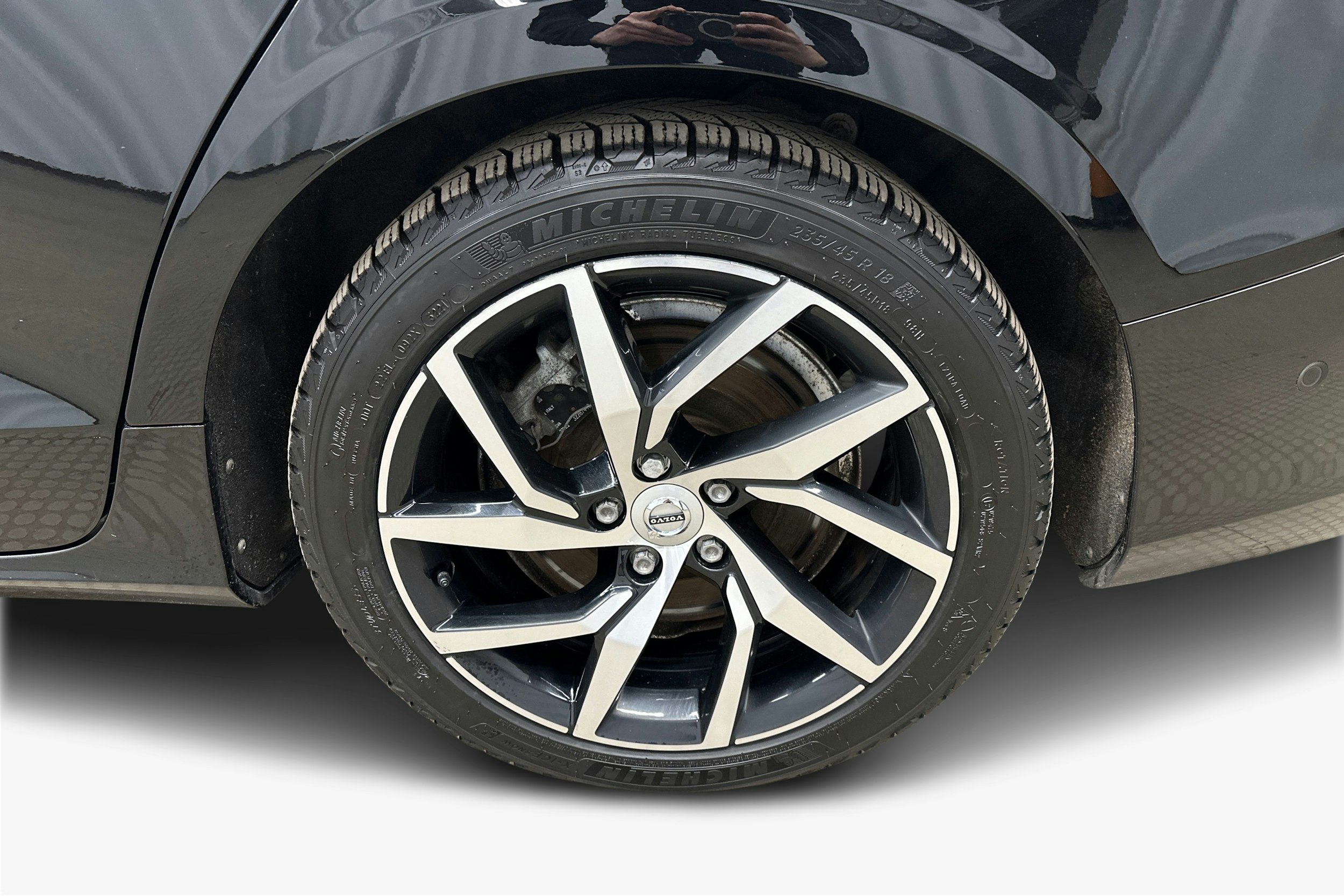 musta Volvo V60 2023 kuva 11.