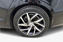 musta Volvo V60 2023 kuva 11.