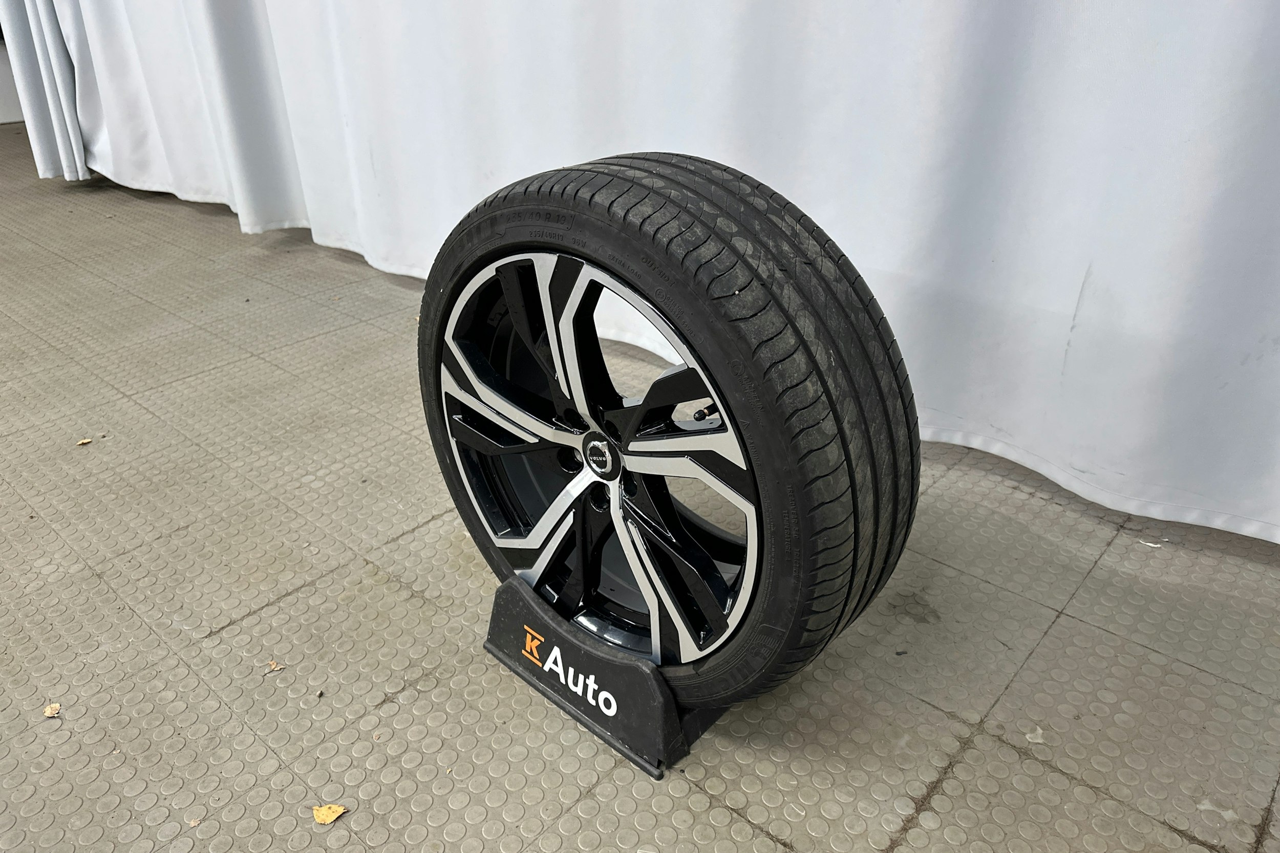 musta Volvo V60 2023 kuva 13.