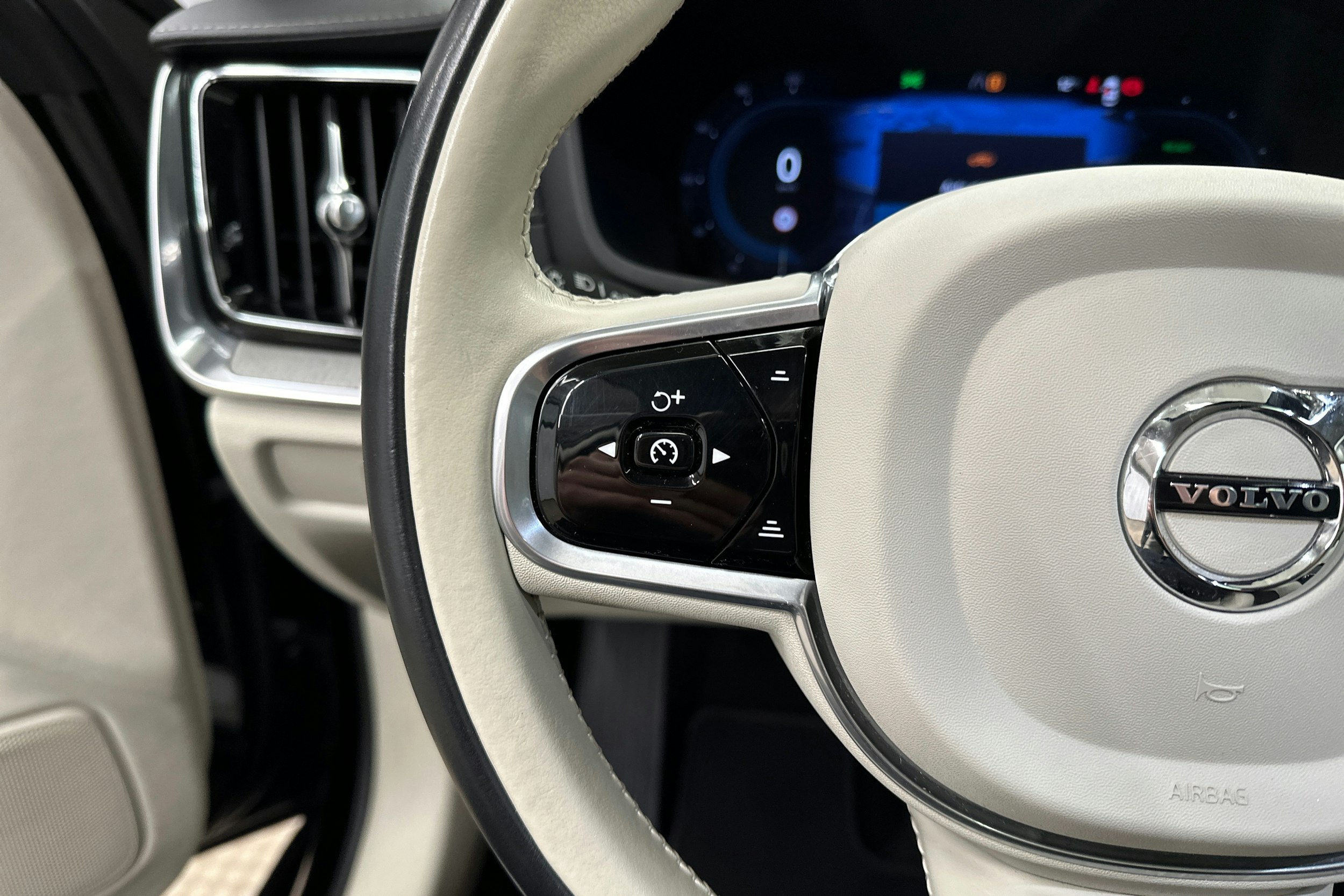 musta Volvo V60 2023 kuva 14.