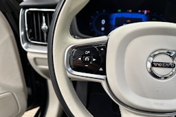 musta Volvo V60 2023 kuva 14.