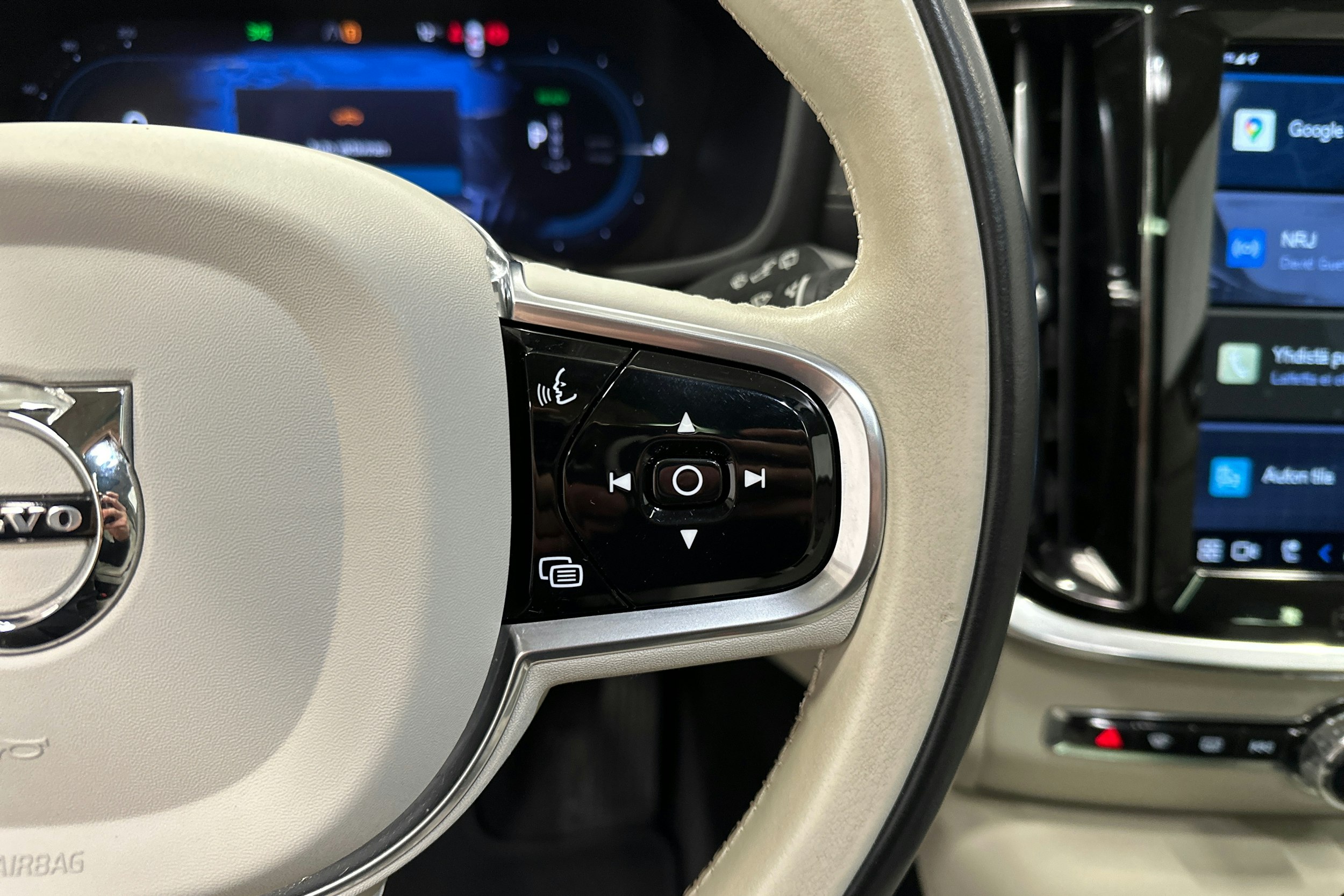 musta Volvo V60 2023 kuva 15.