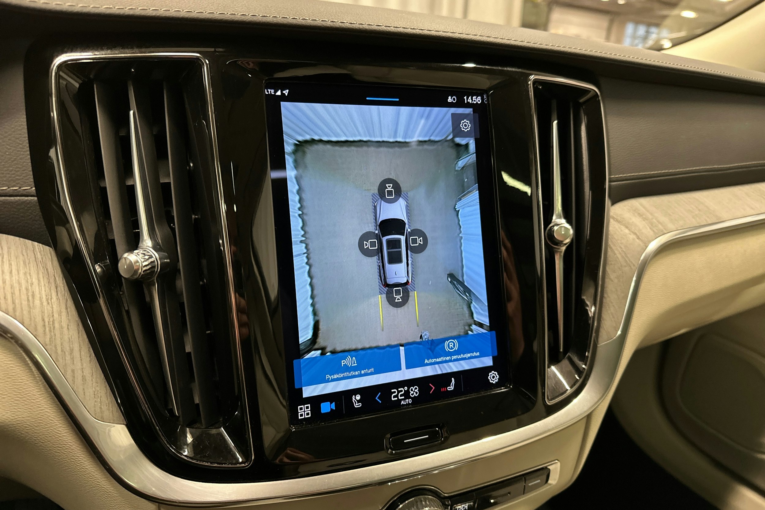 musta Volvo V60 2023 kuva 20.