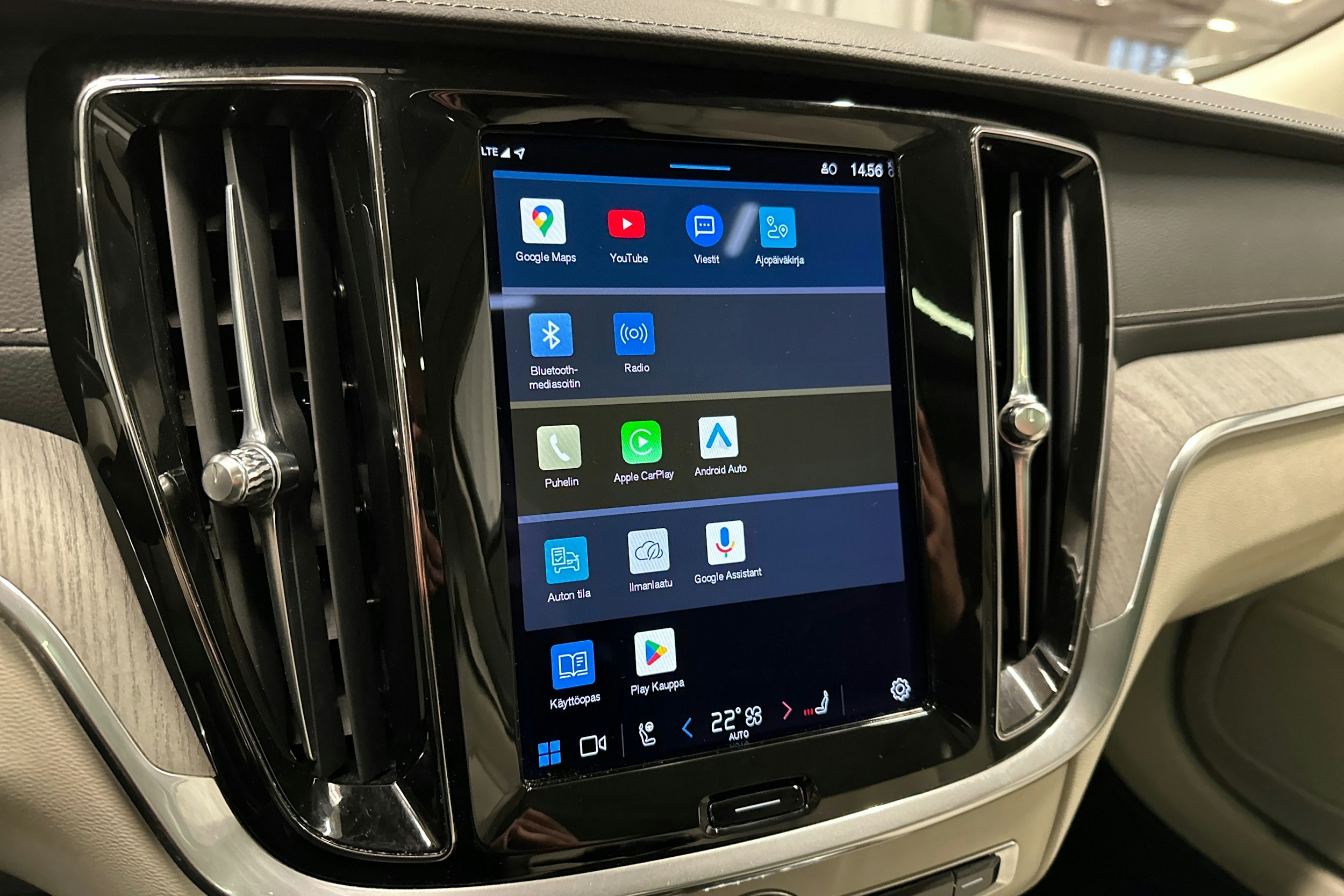 musta Volvo V60 2023 kuva 22.