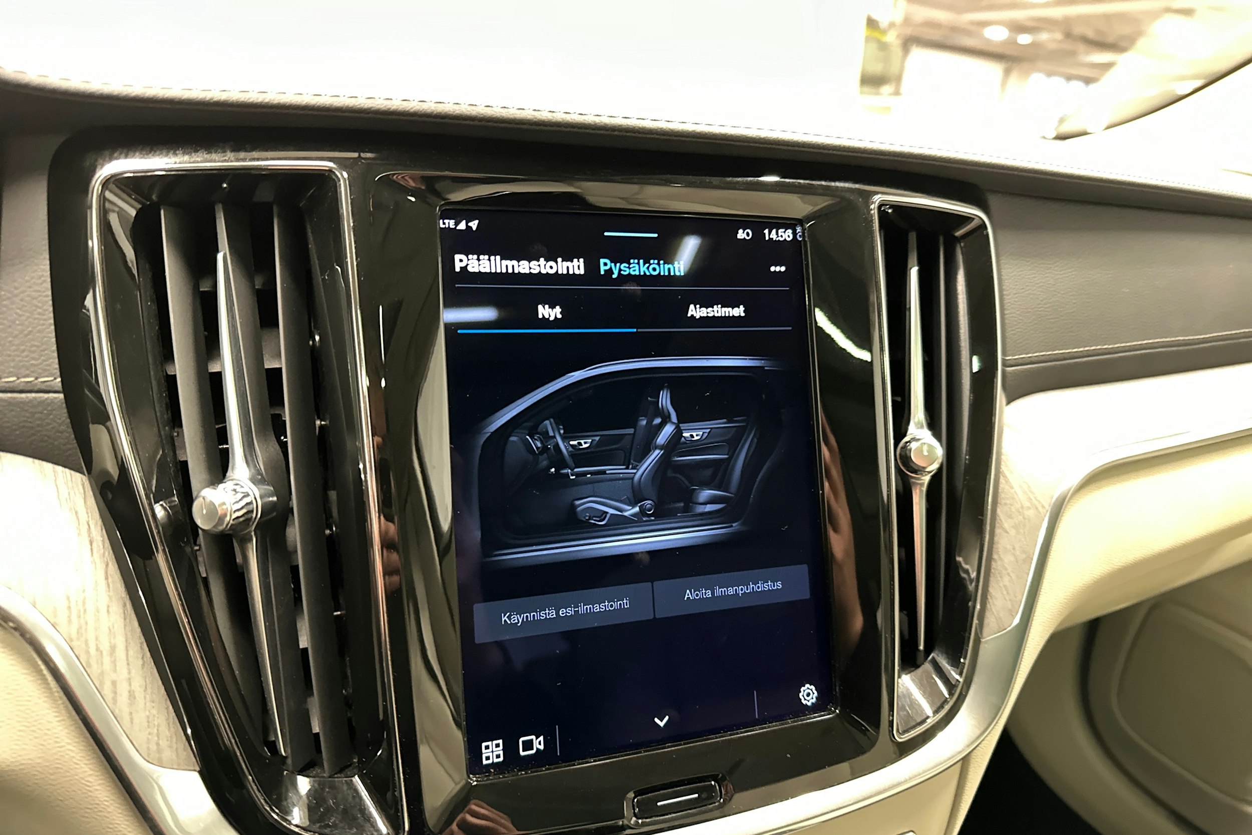 musta Volvo V60 2023 kuva 24.