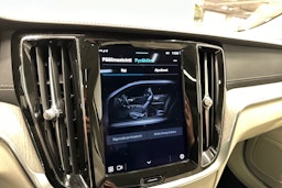 musta Volvo V60 2023 kuva 24.