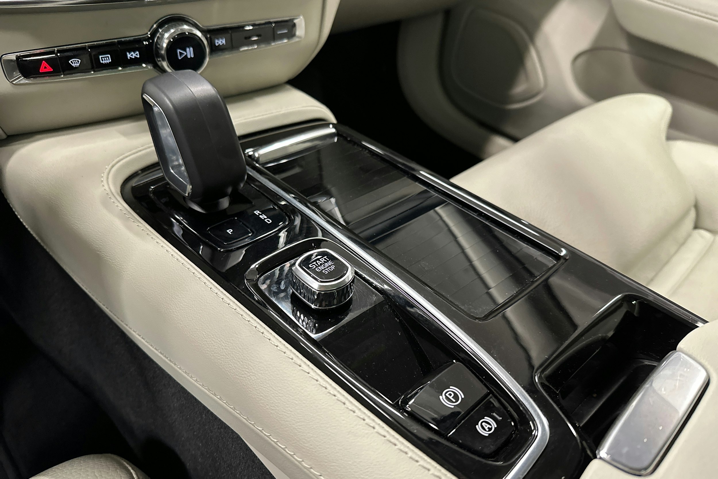 musta Volvo V60 2023 kuva 25.