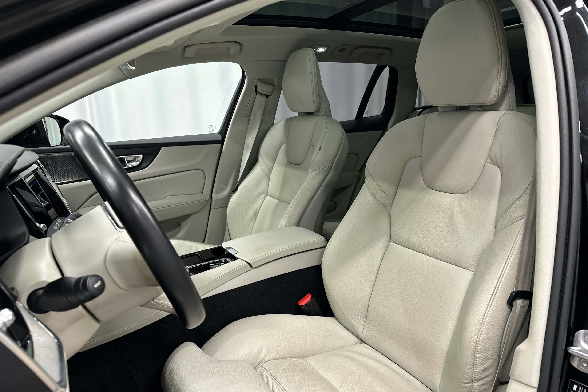 musta Volvo V60 2023 kuva 26.