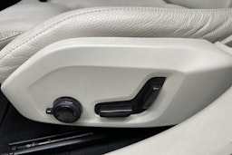 musta Volvo V60 2023 kuva 27.