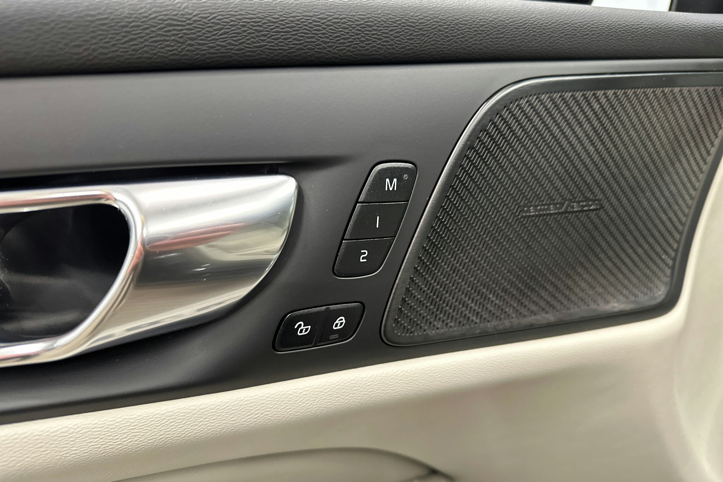 musta Volvo V60 2023 kuva 28.