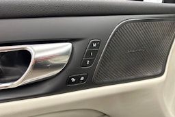 musta Volvo V60 2023 kuva 28.