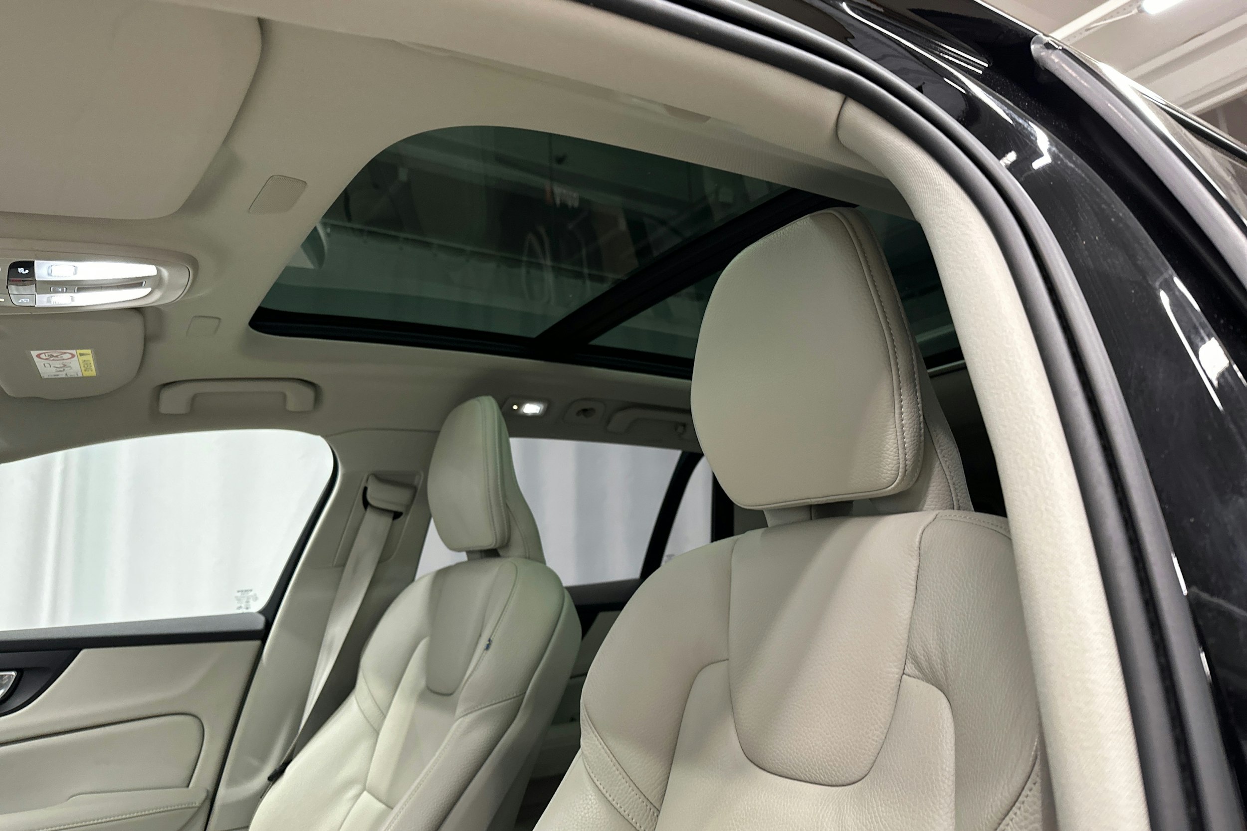 musta Volvo V60 2023 kuva 29.