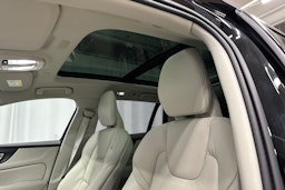 musta Volvo V60 2023 kuva 29.