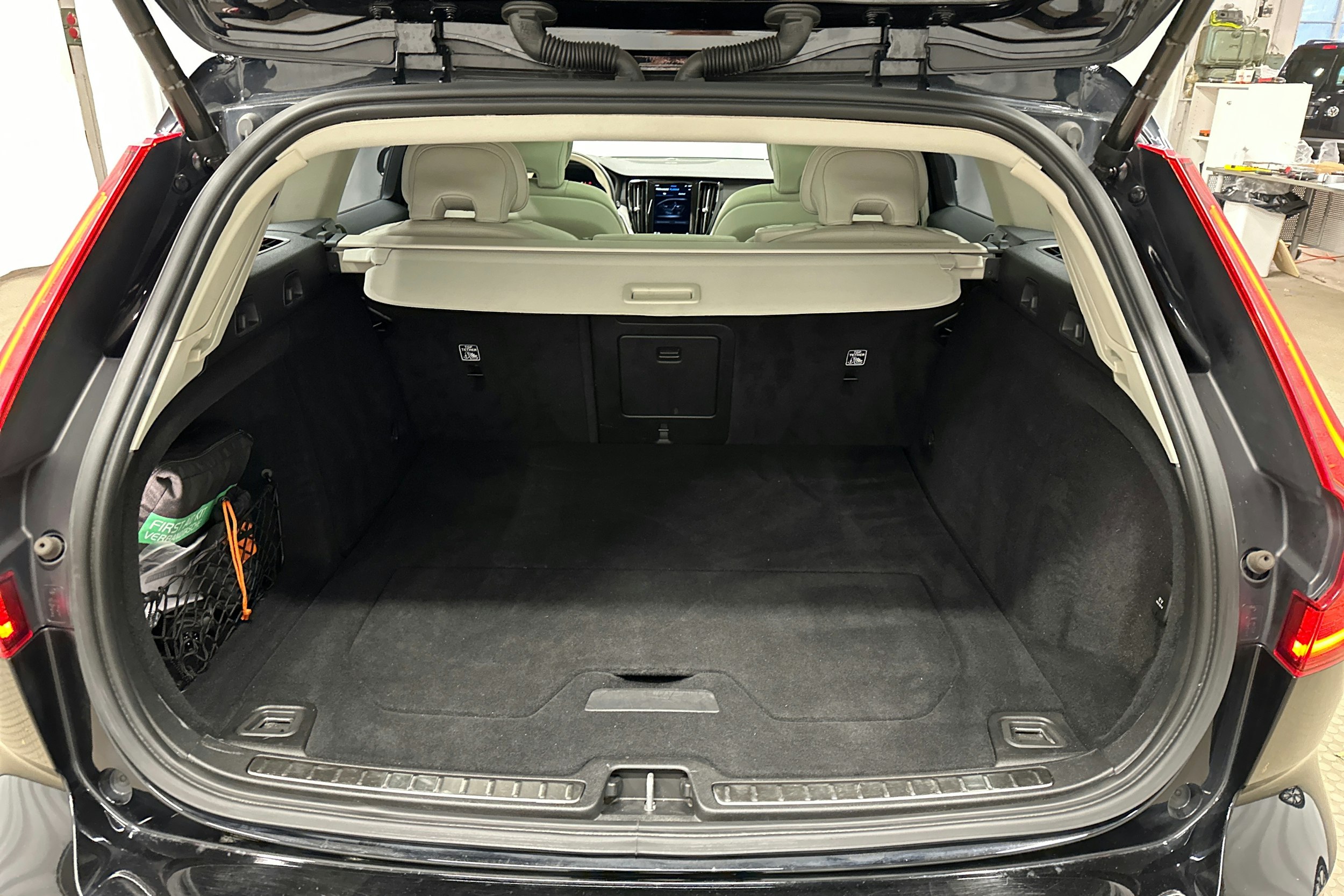 musta Volvo V60 2023 kuva 30.