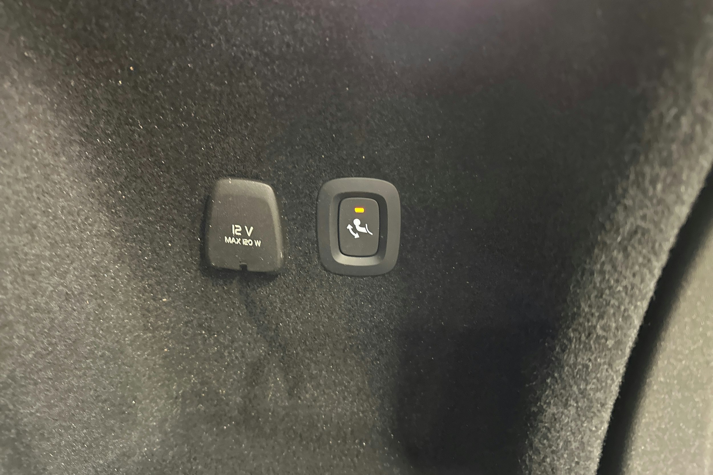 musta Volvo V60 2023 kuva 32.