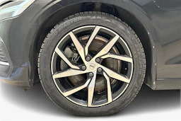 musta Volvo V60 2023 kuva 12.