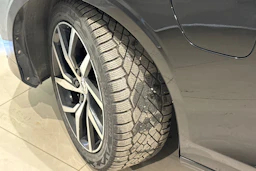 musta Volvo V60 2023 kuva 13.