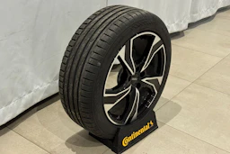 musta Volvo V60 2023 kuva 15.