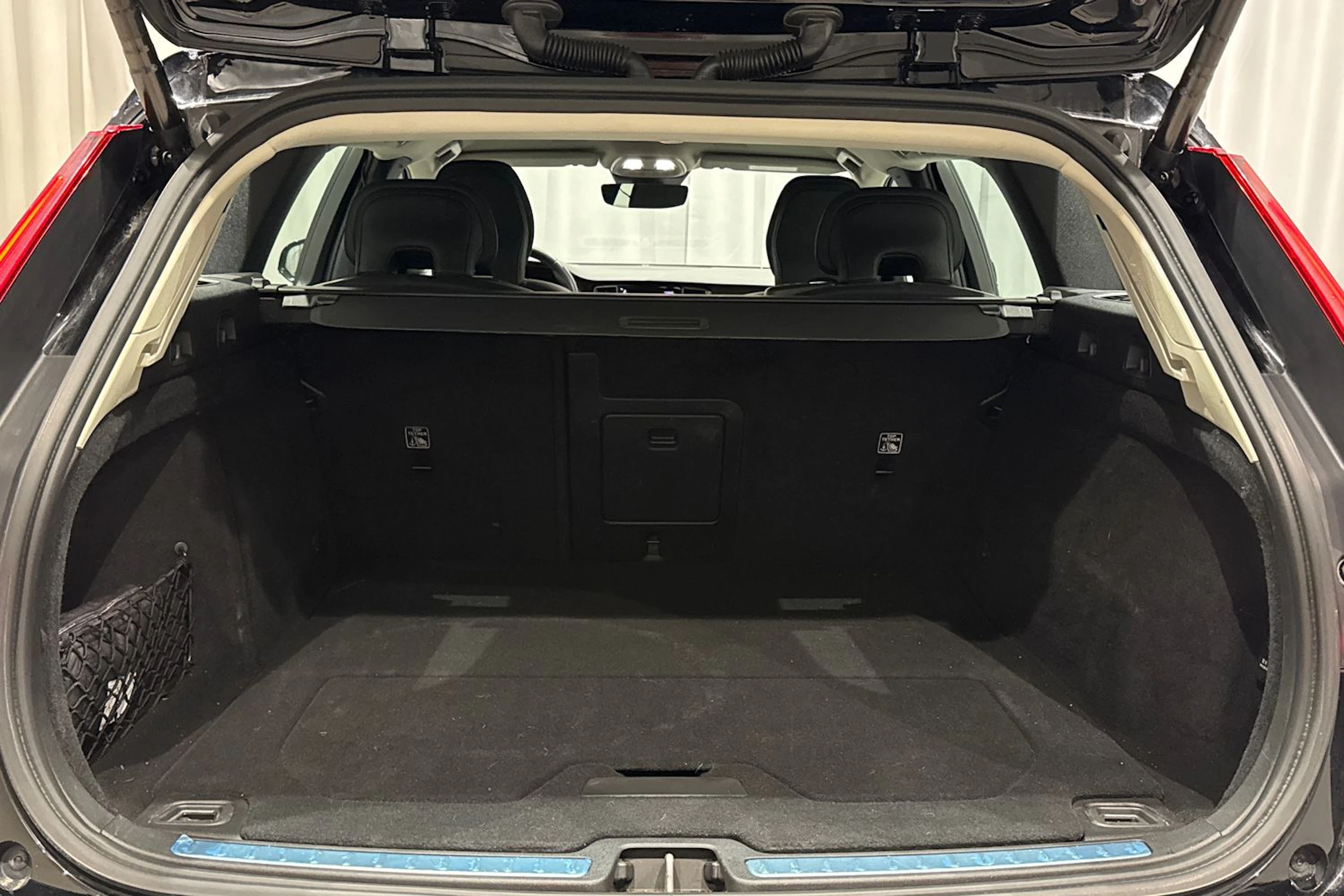 musta Volvo V60 2023 kuva 16.