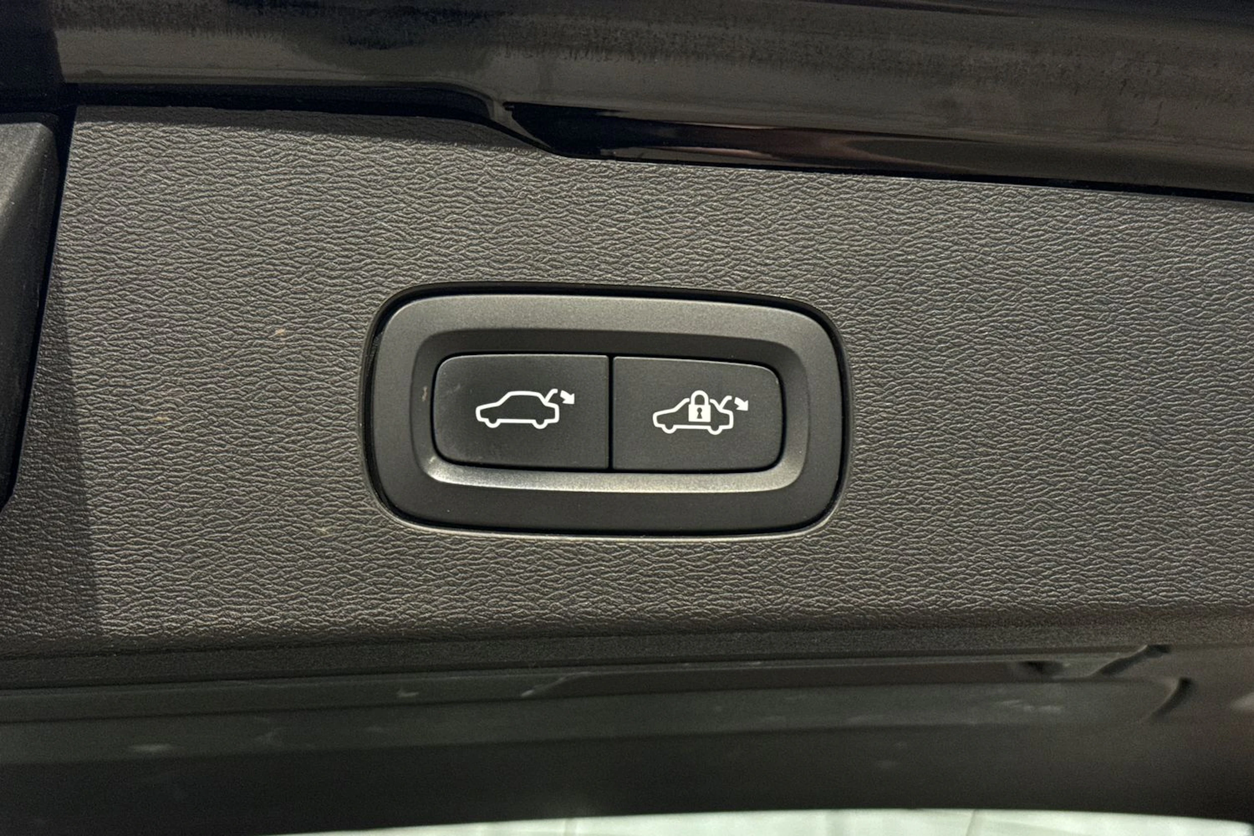 musta Volvo V60 2023 kuva 17.