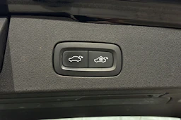 musta Volvo V60 2023 kuva 17.