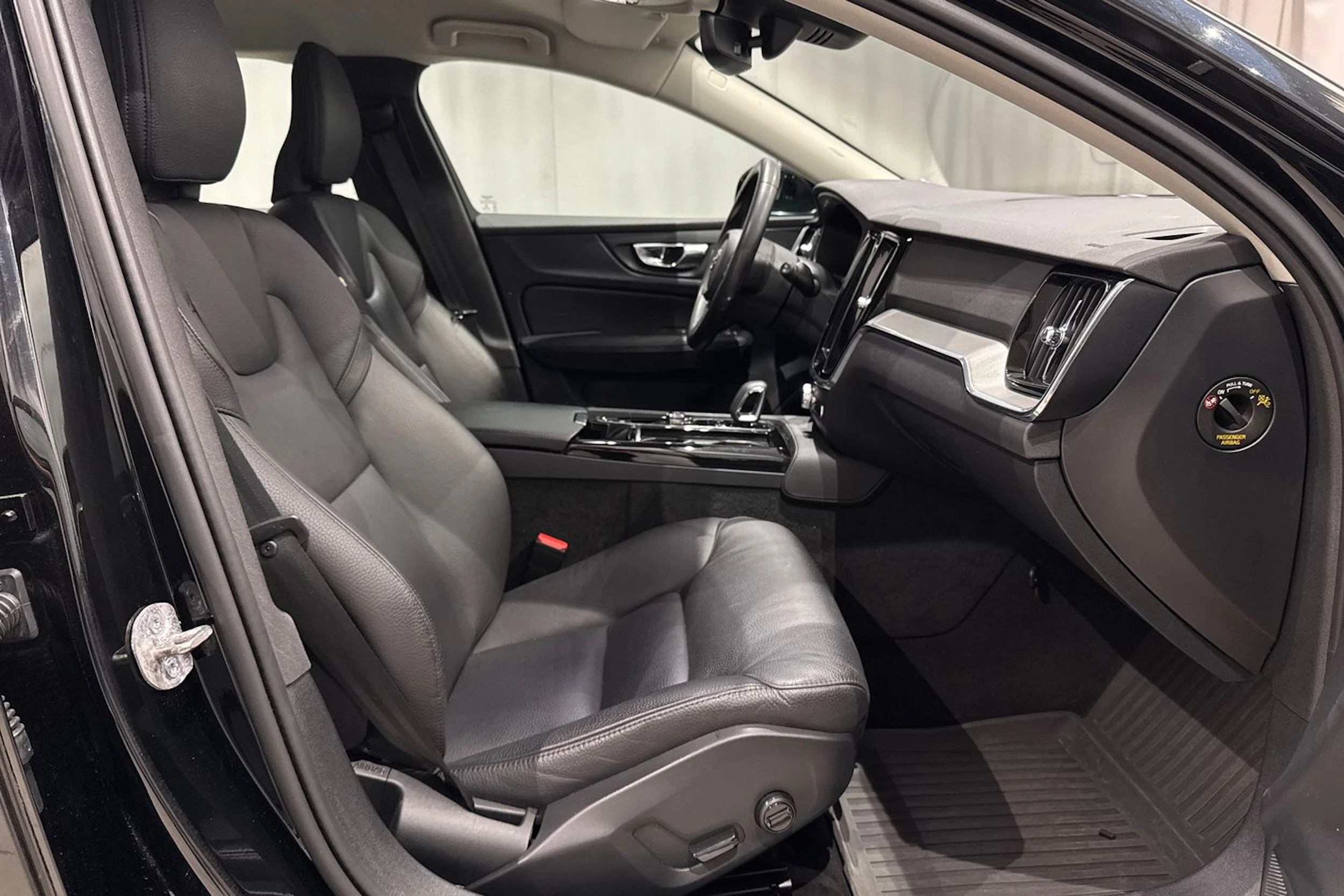 musta Volvo V60 2023 kuva 18.