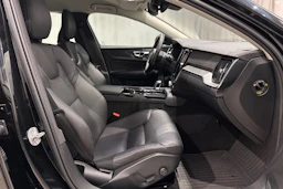 musta Volvo V60 2023 kuva 18.