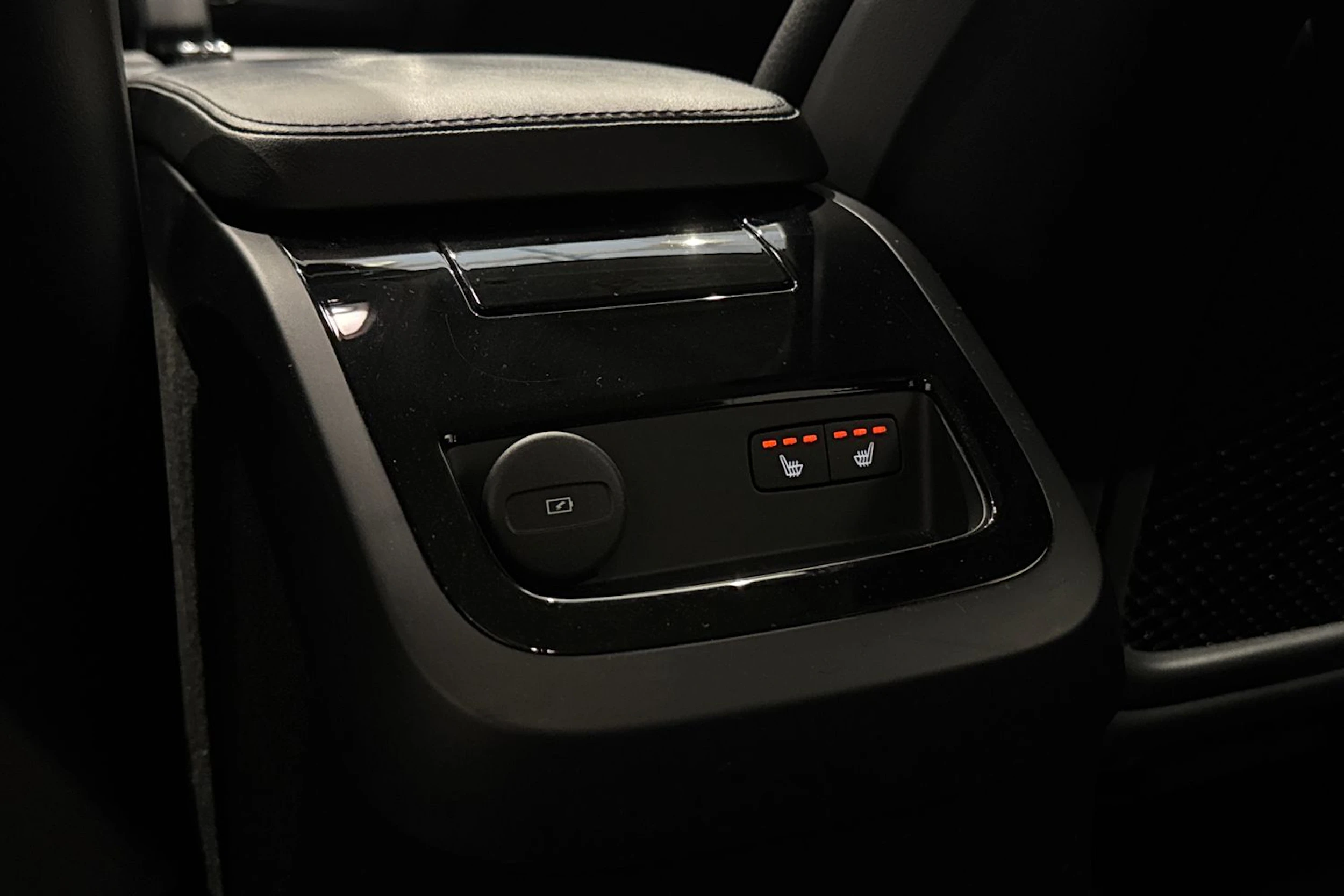 musta Volvo V60 2023 kuva 19.