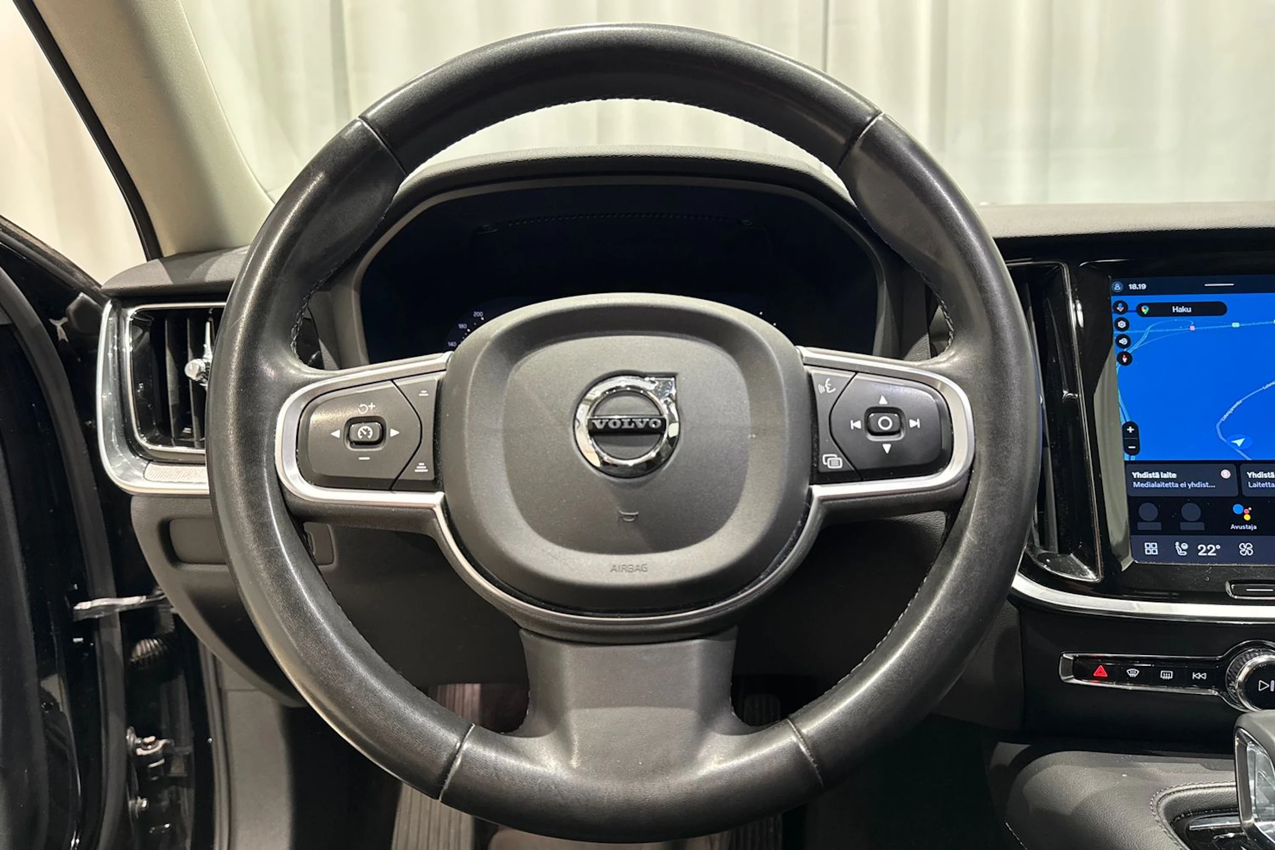 musta Volvo V60 2023 kuva 20.