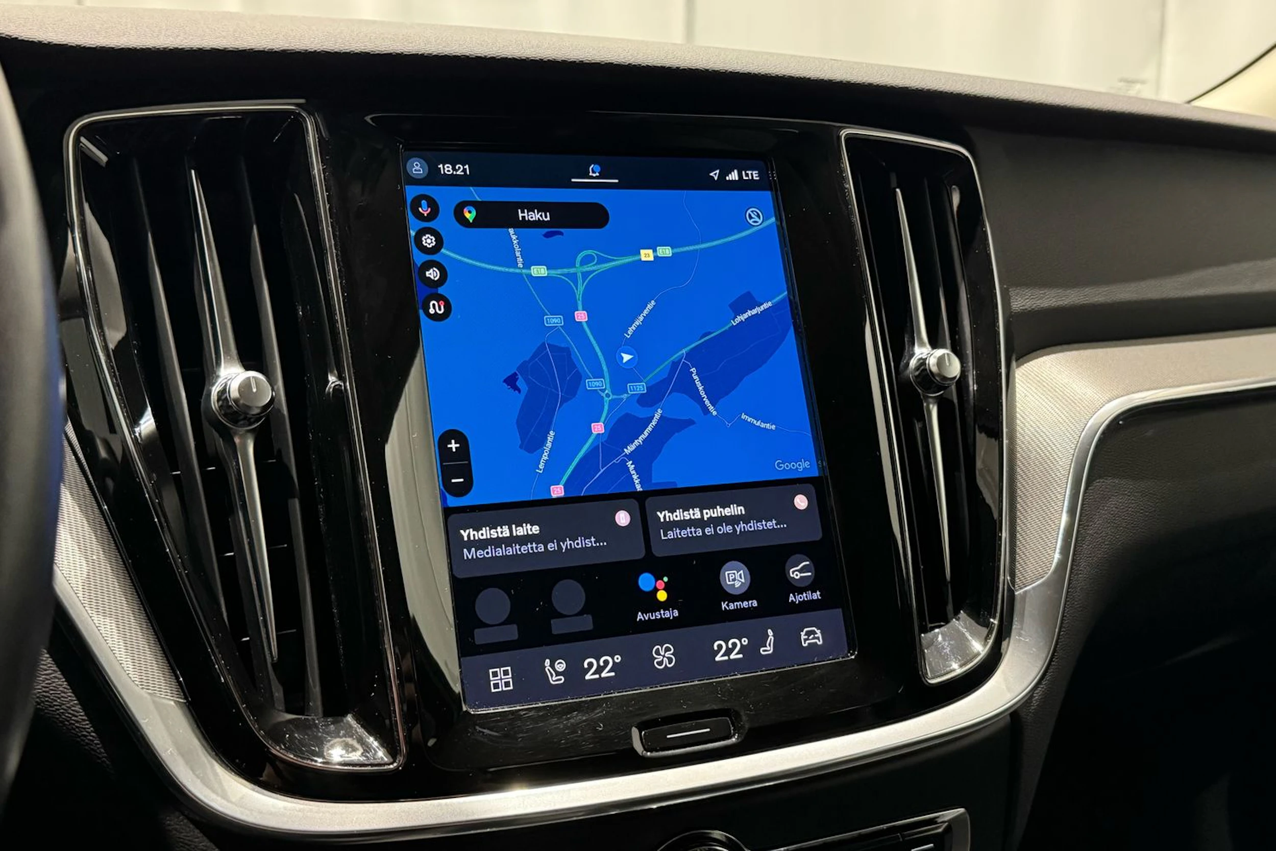 musta Volvo V60 2023 kuva 23.