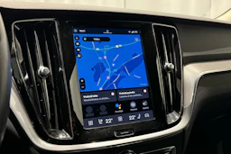 musta Volvo V60 2023 kuva 23.