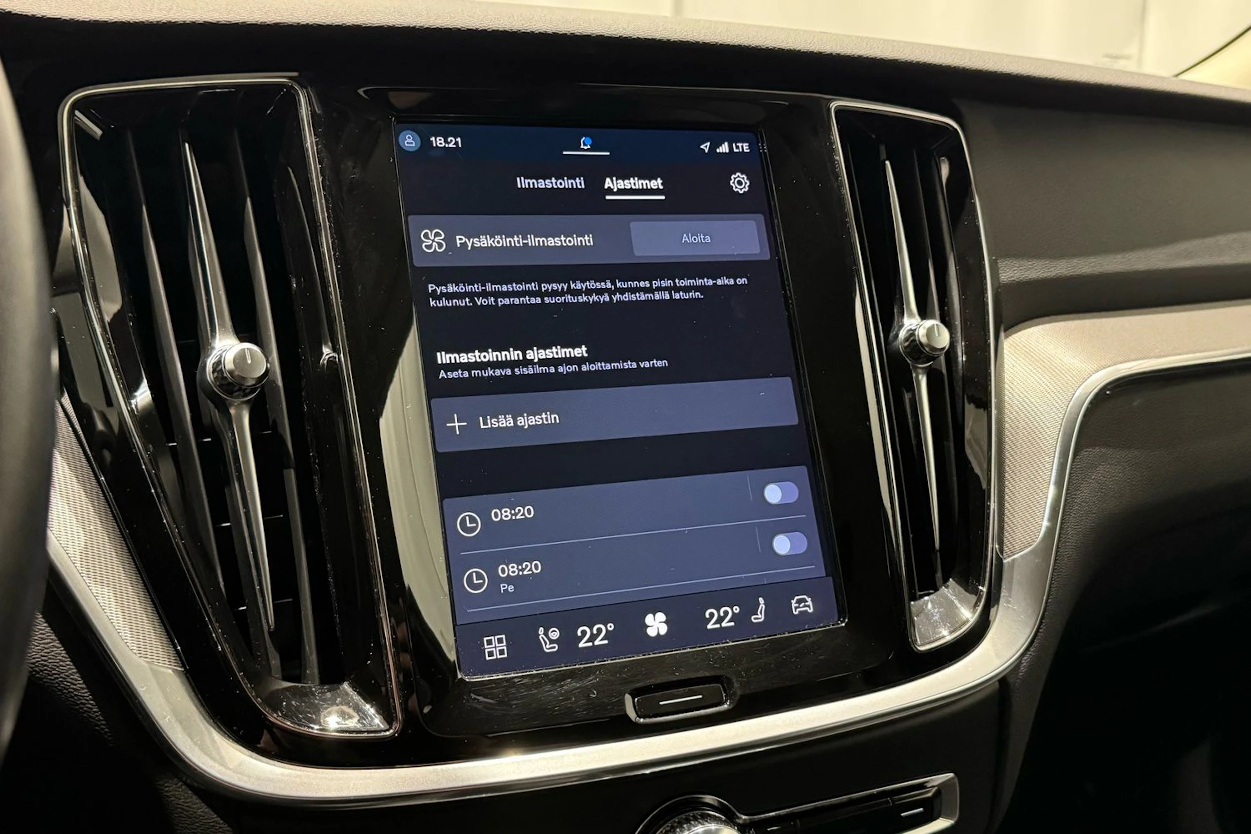 musta Volvo V60 2023 kuva 25.
