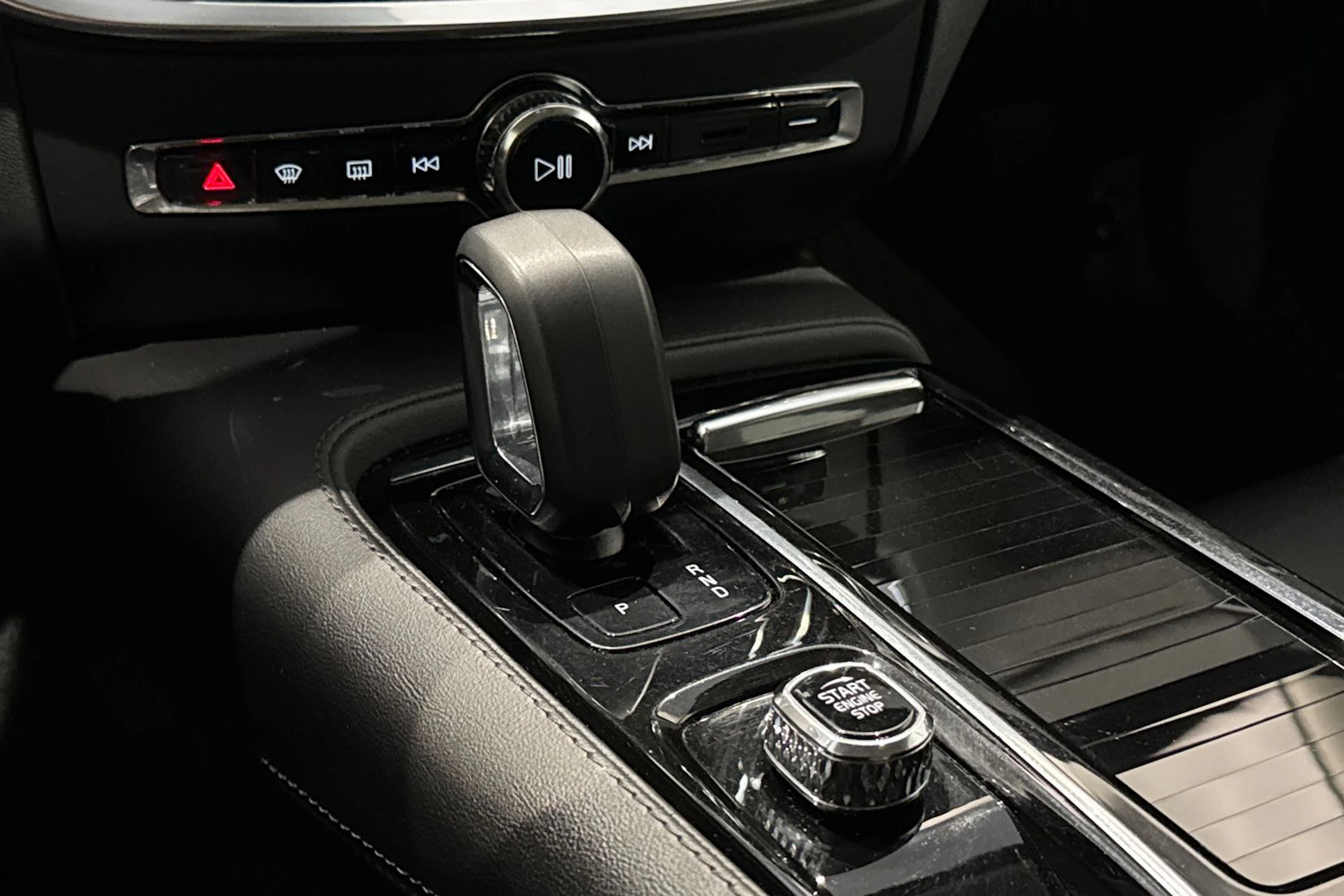 musta Volvo V60 2023 kuva 27.
