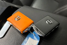 musta Volvo V60 2023 kuva 28.