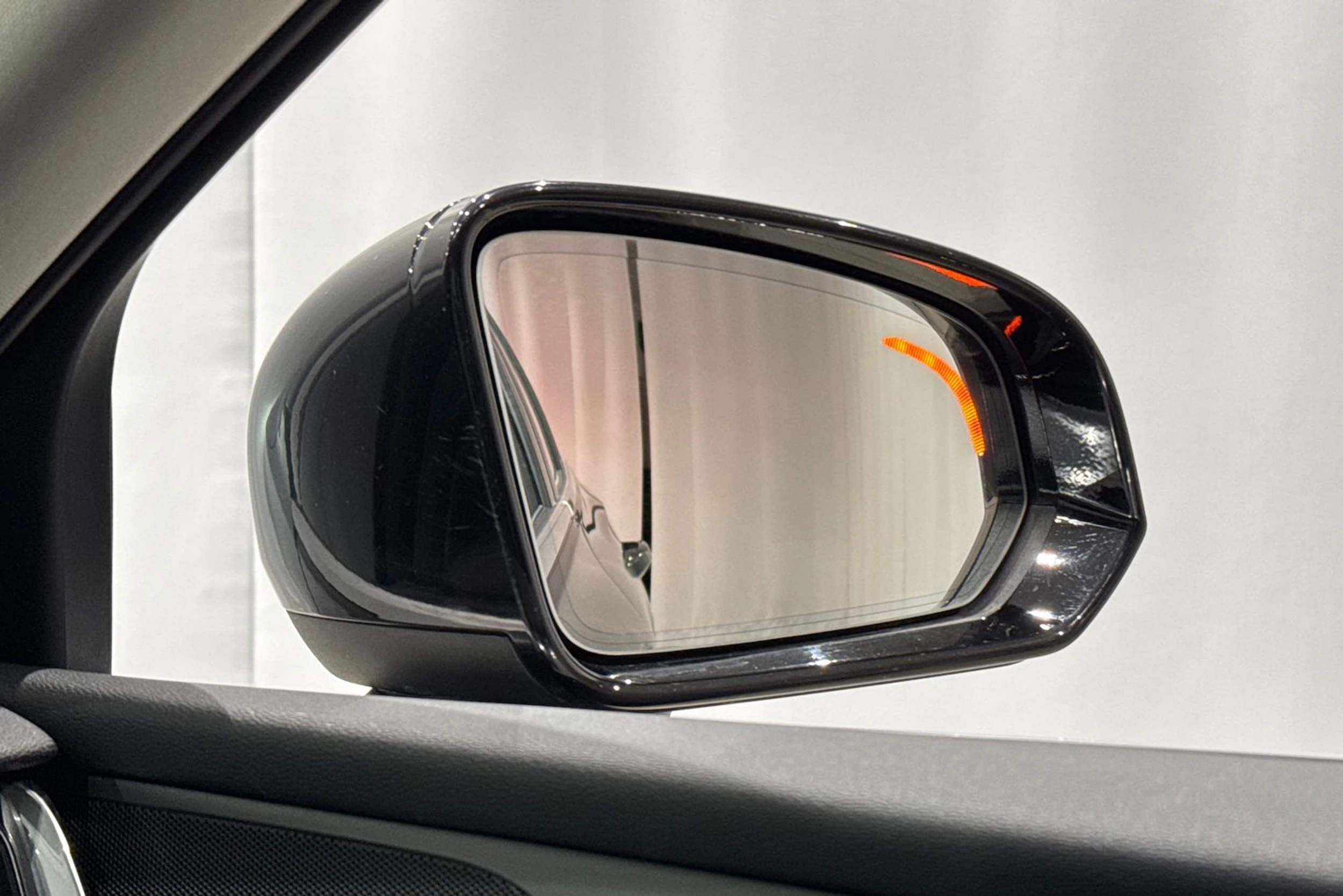musta Volvo V60 2023 kuva 29.