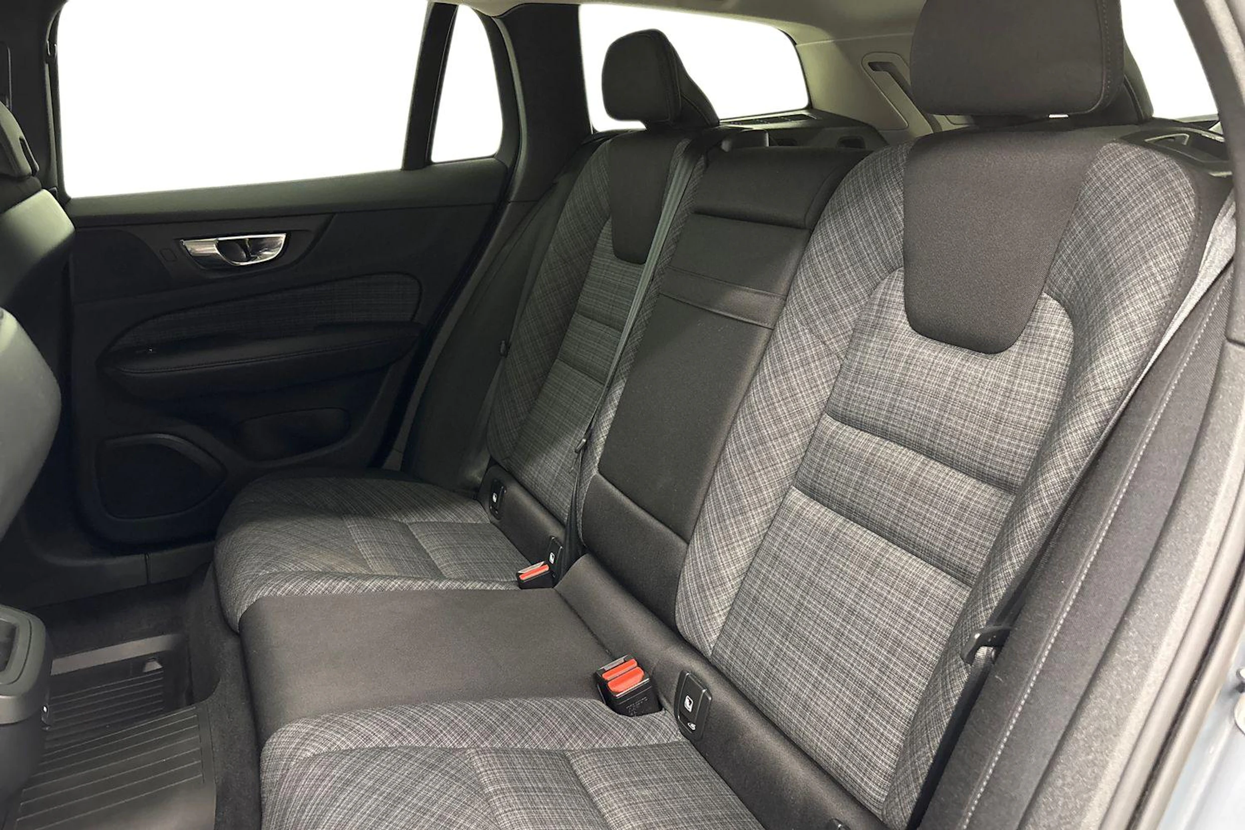 harmaa Volvo V60 2023 kuva 8.
