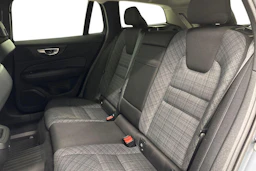 harmaa Volvo V60 2023 kuva 8.