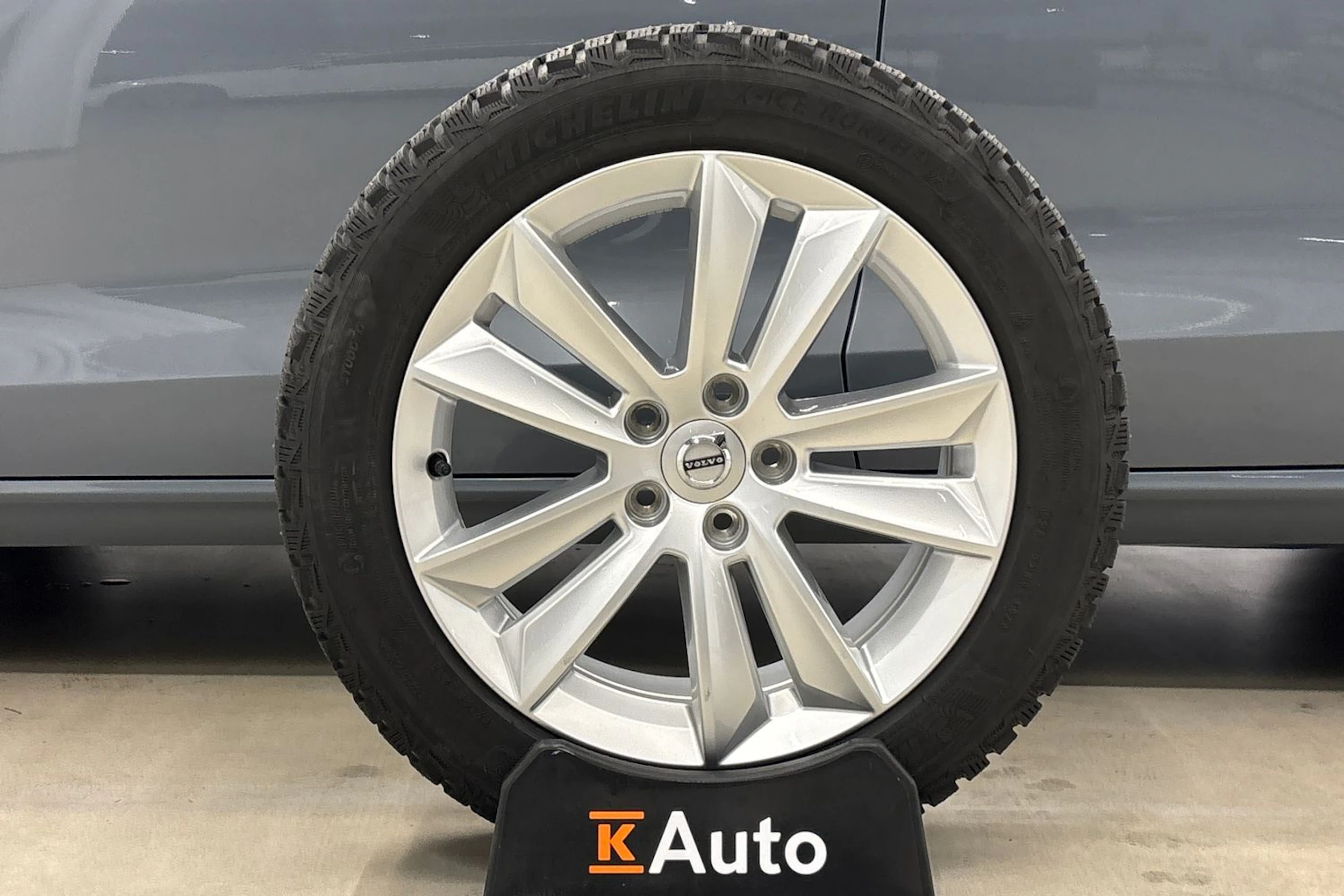 harmaa Volvo V60 2023 kuva 10.