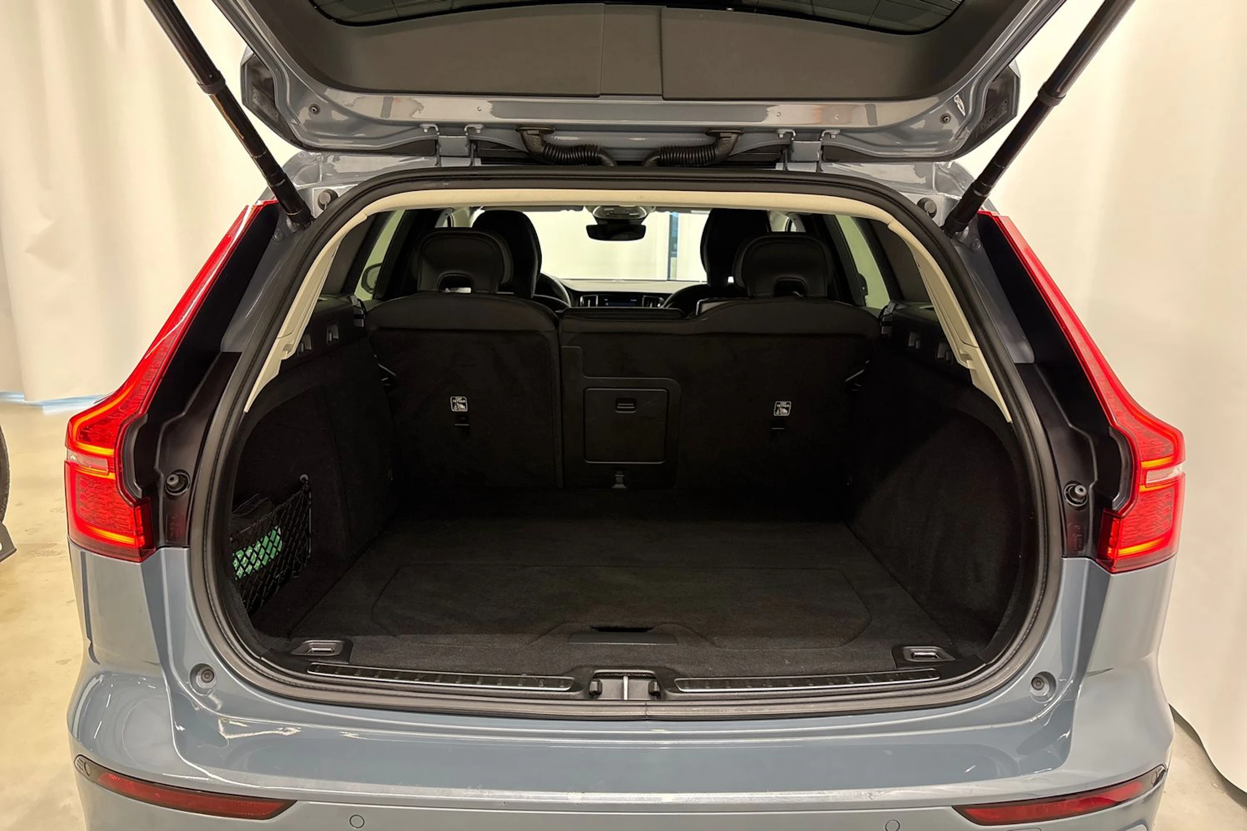 harmaa Volvo V60 2023 kuva 11.