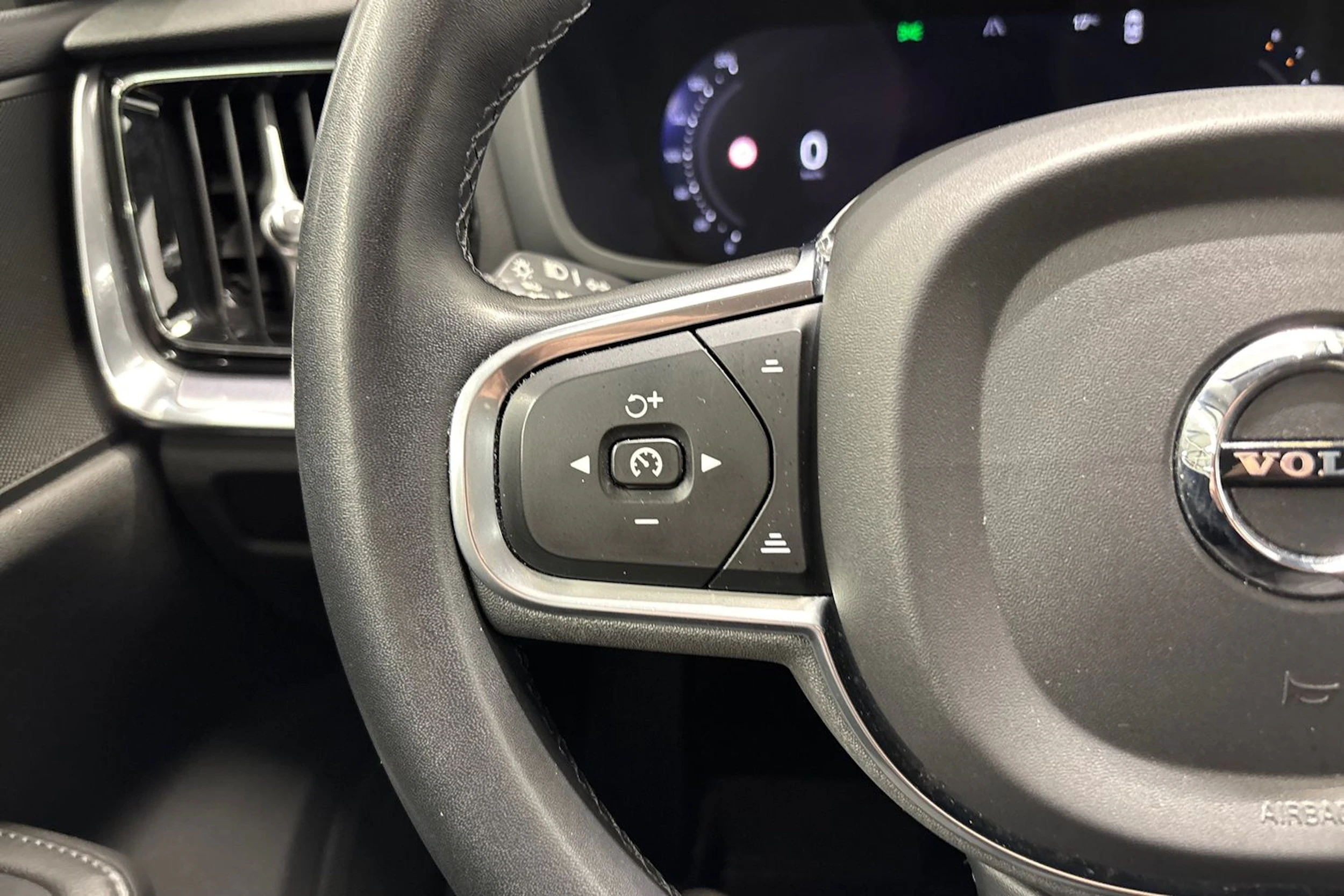 harmaa Volvo V60 2023 kuva 13.