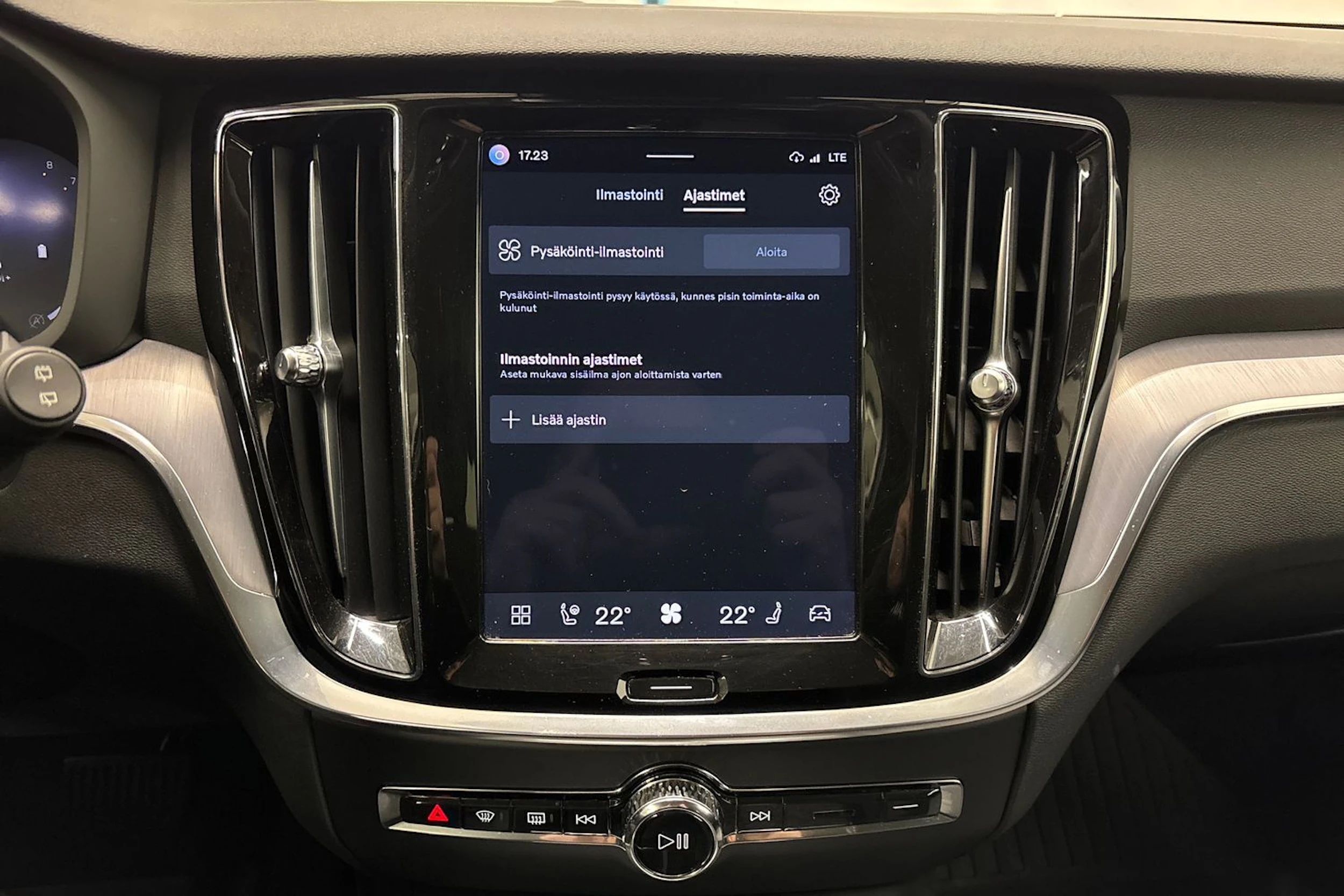 harmaa Volvo V60 2023 kuva 20.